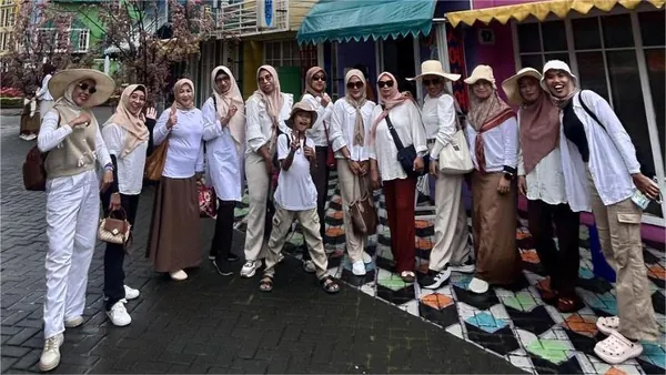 Keluarga menikmati waktu santai di area taman yang ramah anak dan lansia