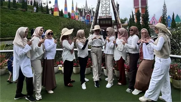 Aksi seru di wahana bianglala: Melihat keindahan San Terra dari ketinggian