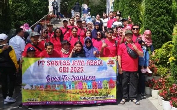 Dokumentasi rombongan family gathering di spot jembatan kaca yang ikonik