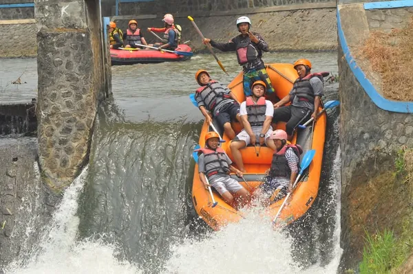 Momen kebersamaan keluarga saat makan siang prasmanan menu desa di gazebo tepi sawah