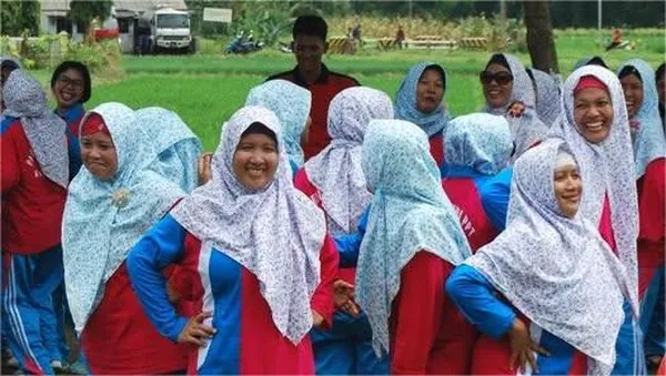 Kekompakan keluarga saat mendayung bersama menerjang arus deras Kasembon Rafting