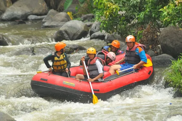 Keceriaan peserta gathering saat mengikuti fun game pemanasan di basecamp Kasembon