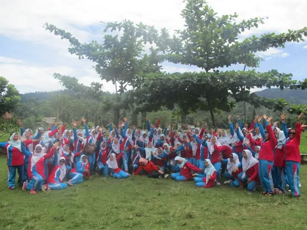 Ekspresi bahagia dan tawa lepas keluarga besar menikmati wisata air ekstrem yang aman