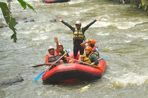 Pemandangan asri tebing dan hutan sepanjang jalur pengarungan sungai Kasembon