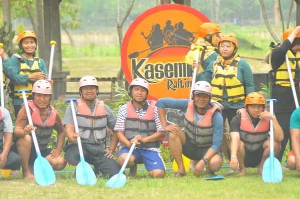 Istirahat sejenak di tengah sungai sambil menikmati snack dan segarnya air pegunungan