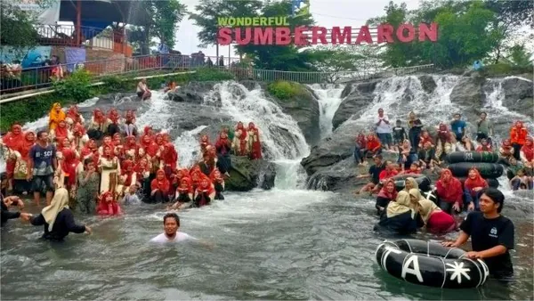 Foto bersama keceriaan rombongan family gathering di wisata alam Sumber Maron Malang