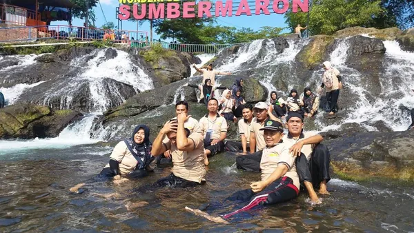 Keseruan Fun Game keluarga di pinggir sungai jernih dengan udara pedesaan yang asri