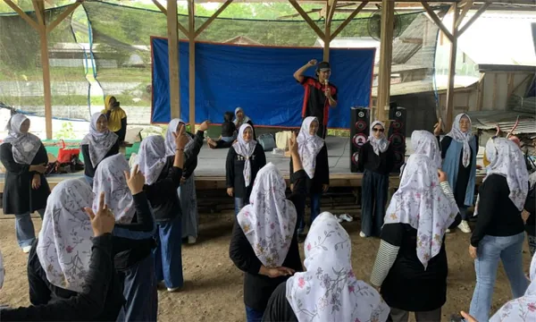 Aksi seru River Tubing: Meluncur mengikuti arus sungai jernih dengan ban pelampung