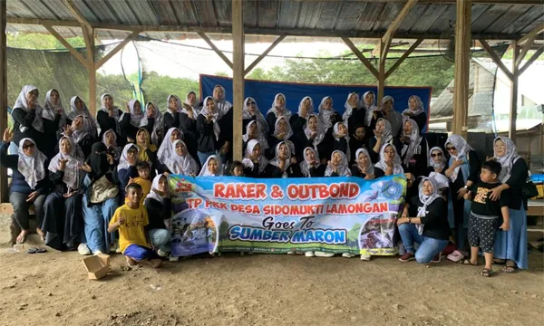 Tawa ceria anak-anak dan orang tua menikmati segarnya air sumber alami di Sumber Maron