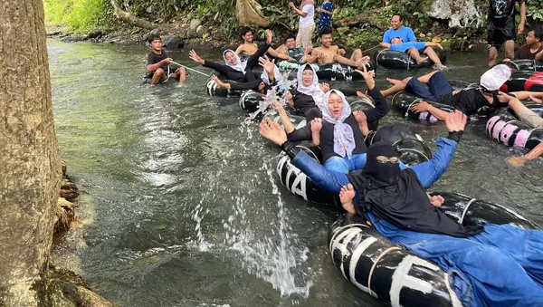 Suasana makan siang bersama di gazebo dengan pemandangan hamparan sawah yang hijau