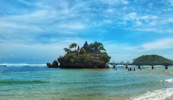 Keindahan Pantai Balekambang dengan jembatan ikonik menuju Pura Ismoyo yang megah di tengah laut