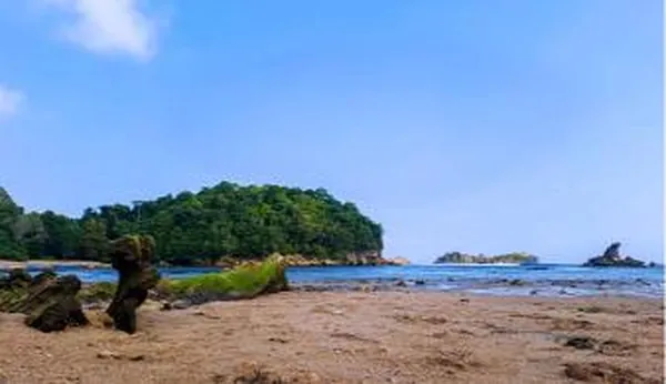 Suasana tenang di Pantai Kondang Merak, destinasi favorit untuk menikmati kuliner seafood segar