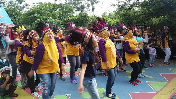 Keseruan Family Gathering di Kampung Indian Kediri dengan latar tenda Tepee yang unik dan warna-warni