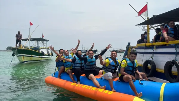 Keseruan Fun Game keluarga di hamparan pasir putih yang bersih dan dikelilingi laut biru yang jernih