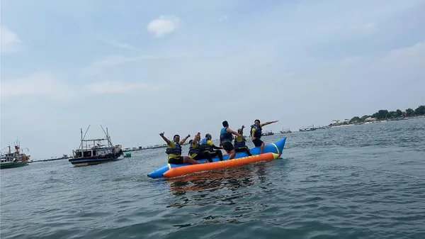 Peserta gathering menikmati panorama pulau dengan air laut gradasi biru yang memukau mata