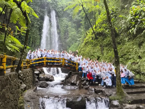 Momen kebersamaan rombongan family gathering Nila Productions saat mengunjungi Masjid Raya Sheikh Zayed Solo