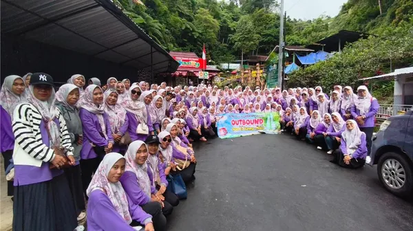 Foto bersama keluarga besar Nila Productions dengan latar megah Masjid Raya Sheikh Zayed Solo