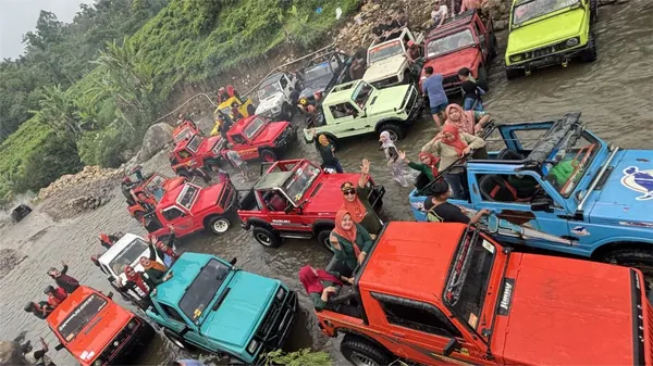 Hamparan hijau Kebun Teh Kemuning Karanganyar yang sejuk, lokasi favorit untuk Fun Game keluarga