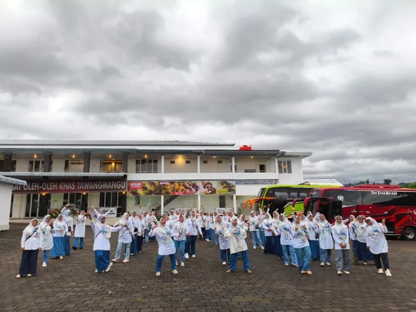 Momen keceriaan peserta gathering saat berjalan santai menyusuri perbukitan kebun teh yang estetik