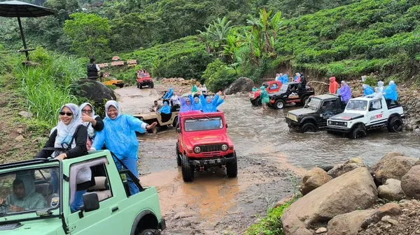 Keindahan Air Terjun Jumog yang jernih, menawarkan suasana relaksasi alami di lereng Gunung Lawu