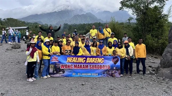 Aktivitas outbound kelompok yang ceria dengan suasana pantai selatan Yogyakarta yang menawan