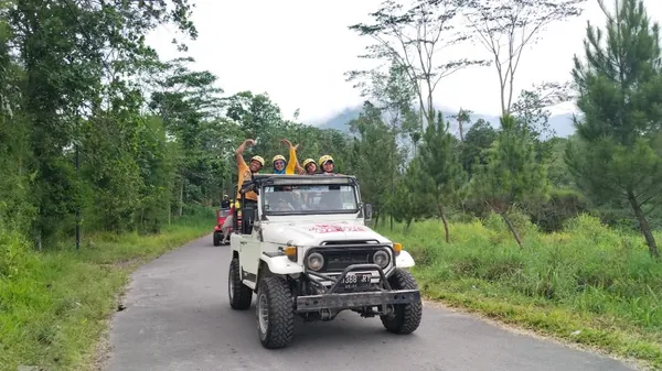 Sensasi maneuver air di Sungai Kuning: Momen paling seru dan basah-basahan dalam Jeep Lava Tour