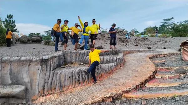 Menikmati kemegahan Gunung Merapi dari dekat dalam rangkaian paket gathering dua alam