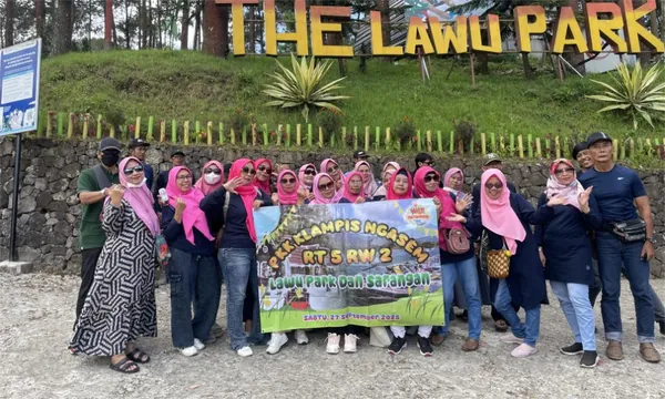 Dokumentasi keceriaan rombongan family gathering Nila Productions di kawasan sejuk lereng Gunung Lawu