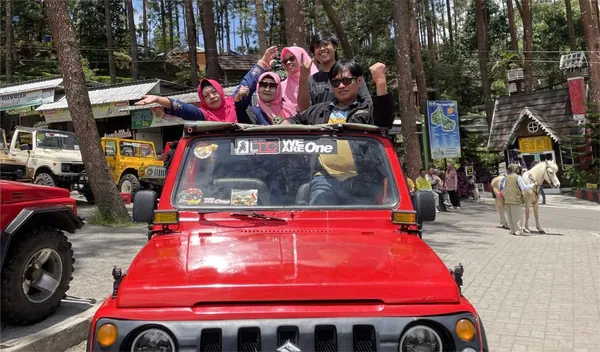 Keceriaan anak-anak dan keluarga saat bermain di wahana Snow Park (taman salju) Lawu Park