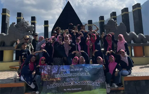 Sesi Fun Game keluarga yang hangat di tengah rindangnya pepohonan pinus Karanganyar