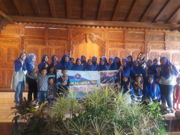 Foto bersama rombongan Nila Productions di pelataran Makam Bung Karno Blitar yang khidmat dan megah