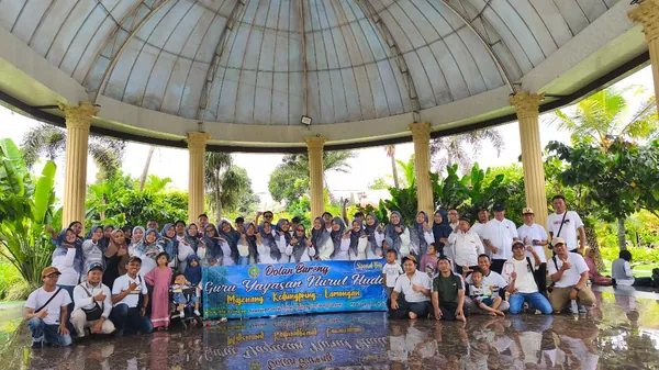 Dokumentasi kebersamaan keluarga besar saat berwisata religi dan sejarah di Kota Blitar