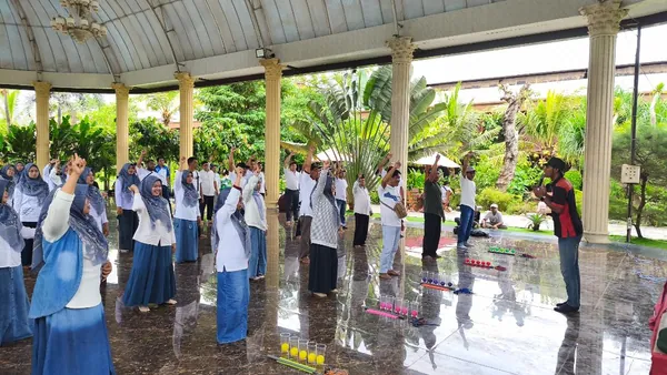 Keseruan sesi Ice Breaking di Kampung Coklat untuk mencairkan suasana dan membangun kekompakan