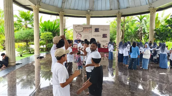 Semangat kebersamaan tim Nila Productions dalam rangkaian acara family gathering Blitar
