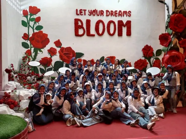 Aktivitas lomba kekompakan keluarga yang dipandu oleh fasilitator profesional Nila Productions