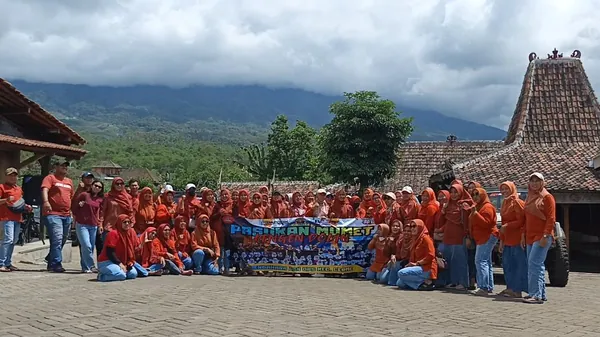 Foto bersama rombongan family gathering sebelum memulai petualangan Jeep di Coban Talun