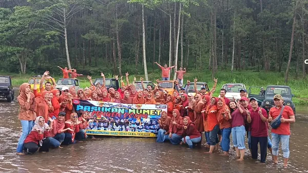 Momen istirahat dan foto estetik rombongan di tengah jalur petualangan Jeep Batu