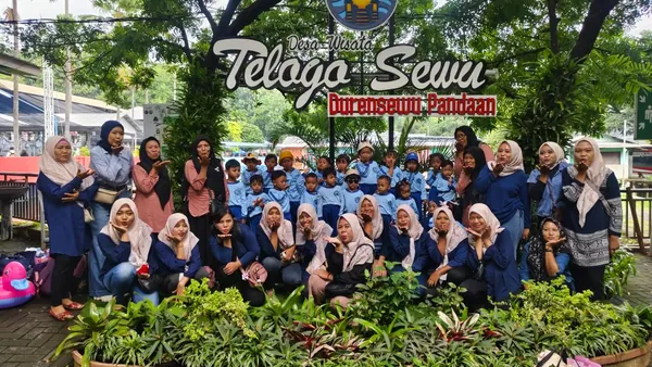 Foto bersama seluruh peserta Family Gathering di area ikonik Telogo Sewu Pandaan