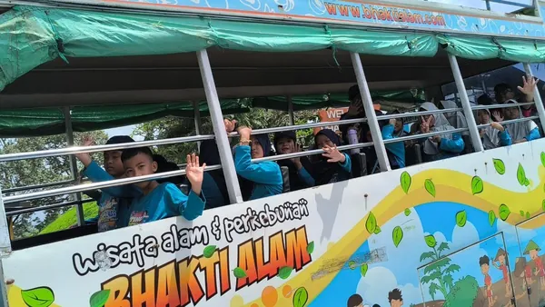 Menikmati Agro Tour: Keliling perkebunan buah tropis menggunakan kereta kelinci yang unik