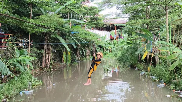 Keseruan siswa mencoba wahana flying fox dalam sesi outbound yang memacu keberanian