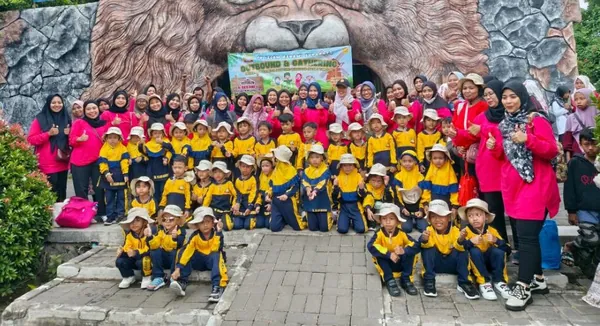 Foto bersama rombongan sekolah di spot ikonik Cimory Dairyland Pasuruan