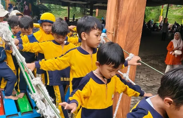 Tantangan high rope untuk melatih keseimbangan dan motorik anak di area outbound