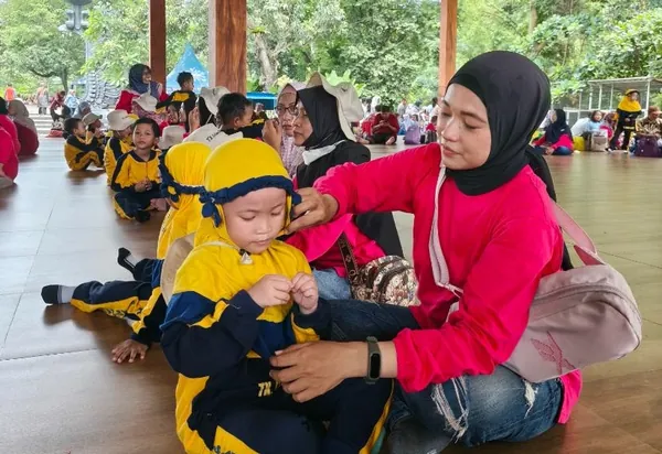 Sesi ice breaking yang ceria dipandu oleh instruktur outbound profesional