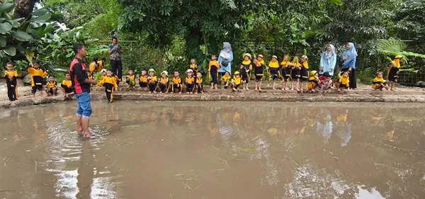 Edukasi alam: Siswa belajar mengenal pertanian di area sawah yang asri
