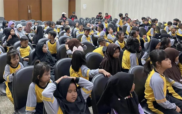 Siswa sekolah menyimak presentasi edukasi industri di ruang auditorium pabrik