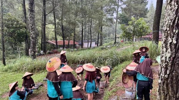 Edukasi alam: Siswa belajar cara berkebun dan mengenal tanaman di Bernah de Vallei