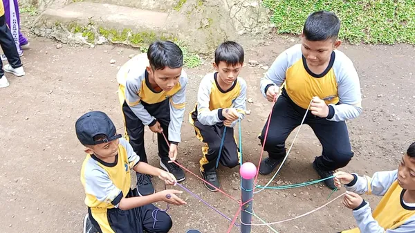 Kegiatan outbound fun games untuk melatih kerjasama tim antar siswa sekolah