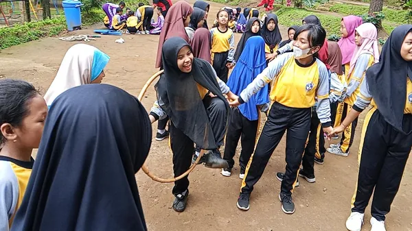 Keseruan lomba ketangkasan dalam rangkaian acara outbound Nila Productions