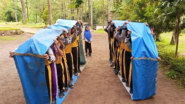 Siswa mengikuti permainan edukatif luar ruangan untuk pembentukan karakter