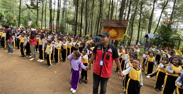 Sesi ice breaking yang meriah dipandu oleh instruktur outbound berpengalaman